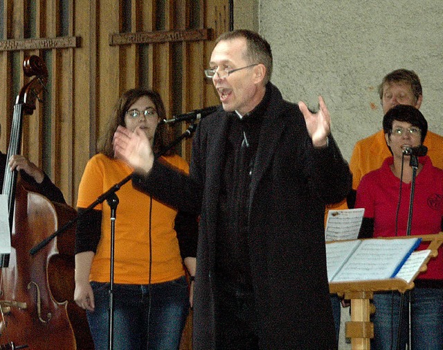 Chorleiter Karl Gehweiler bt den Refrain eines Liedes ein.   | Foto: L. Stabla