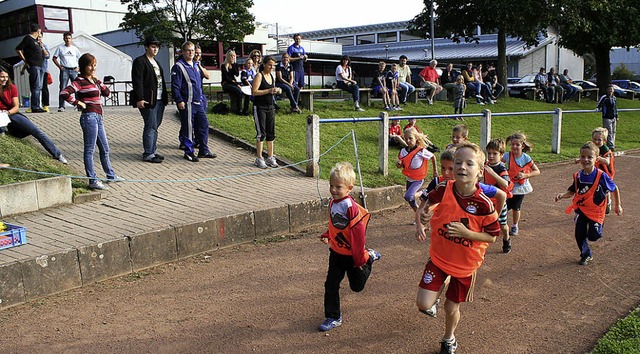 Unter dem Beifall der Zuschauer starte...enlauf voller Energie zu ihren Runden.  | Foto: cremer