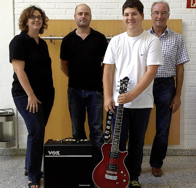 Sabine Heinrich (links) vom Frderverein bergab die neue Gitarrenanlage.  | Foto: Schule