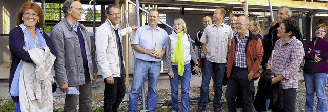 Rektor Franz Dury (3.v.l) fhrt die Mi...urch die Baustelle des Schulgebudes.   | Foto: Lendle