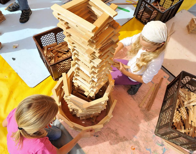 Bei der Kltzlebaustelle vom Spielmobil bauen die Mdels mannshohe Trme.   | Foto: rita eggstein