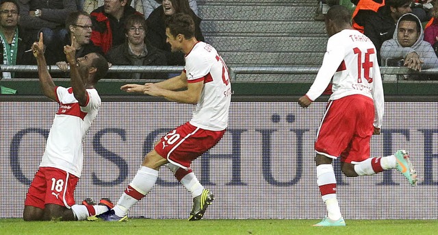 Die VfB-Kicker (von links) Cacau, Gent...leich beim Bundesligaspiel in Bremen.   | Foto: dapd