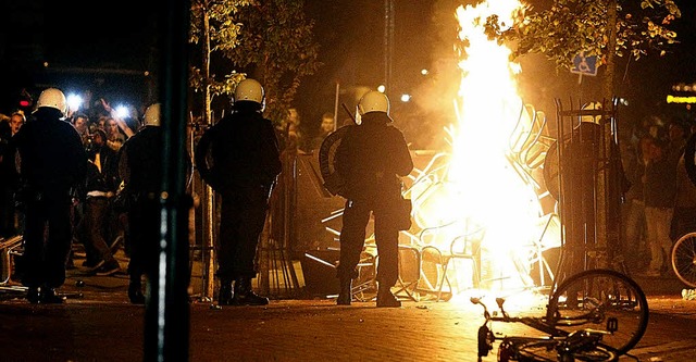 In der Innenstadt von Haren setzten di...hle und Tische eines Cafs in Brand.    | Foto: dpa