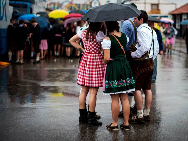 Neben Dirndln prgten Regenschirme am ...Erffnung des Oktoberfestes das Bild.   | Foto: dapd