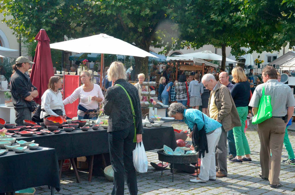 Nach einem verhaltenen, weil khlen Samstagsstart strmten die Besucher am Sonntag zum Kanderner Tpfermarkt.