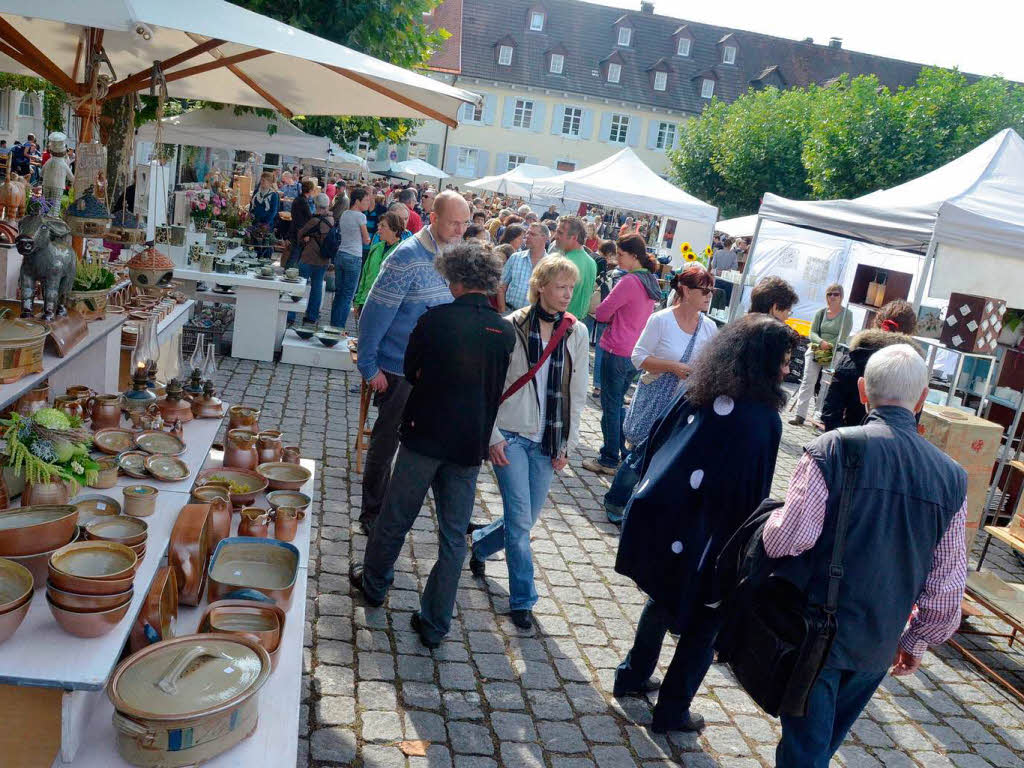 Nach einem verhaltenen, weil khlen Samstagsstart strmten die Besucher am Sonntag zum Kanderner Tpfermarkt.