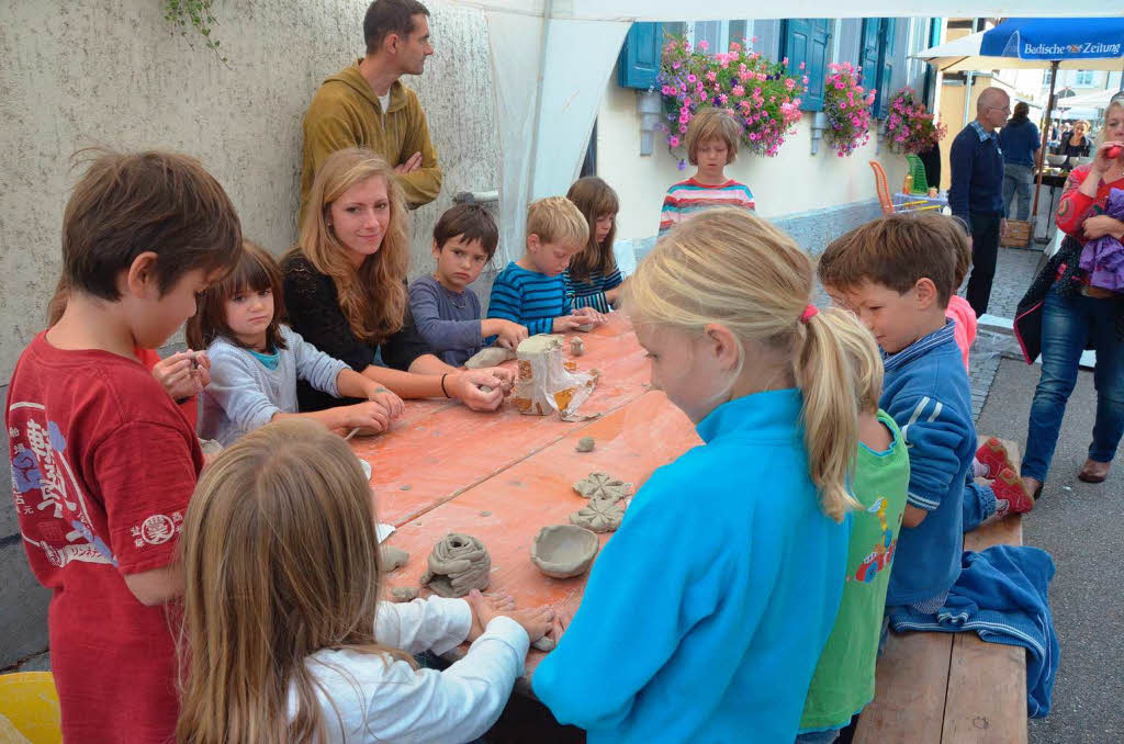 Monika Bang, Tochter des Marktorganisators Stefan Bang, tpferte mit Kindern