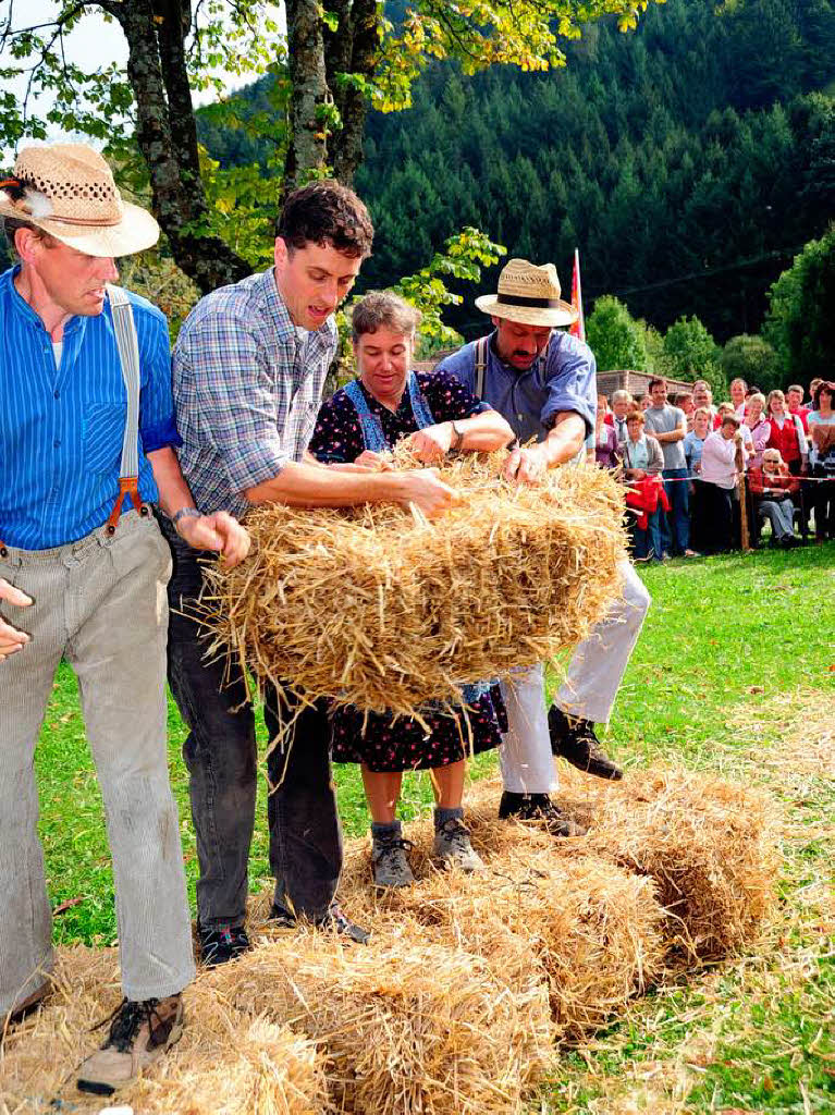 Das Strohballenversetzten als klassische Disziplin einer Bauernolympiade