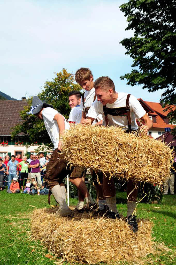 Das Strohballenversetzten als klassische Disziplin einer Bauernolympiade