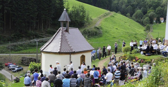 Gut hundert Gste pilgerten zur Einwei...ten Hofkapelle auf dem Krumholzenhof.   | Foto: A. Kurz