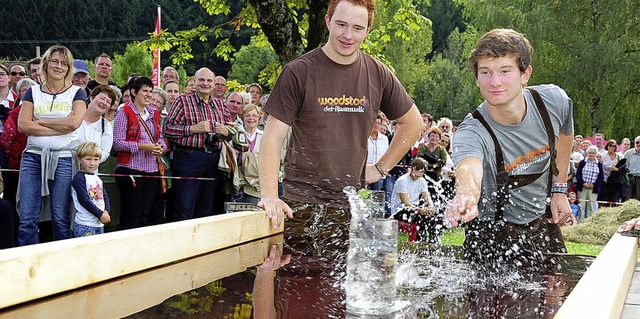 Makrug-Schieben durchs Wasser war ein... Disziplinen bei der Bauernolympiade.   | Foto: Horst Dauenhauer