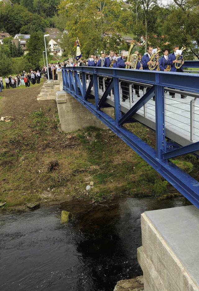 Im Gleichschritt marschierte die Stadt...fnung ber die neue Franz-Kehl-Brcke.  | Foto: Dietmar Noeske