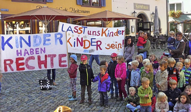 Auch in Staufen demonstrierten am Welt...arenten und Fhnchen fr ihre Rechte.   | Foto: Manfred Burkert