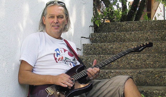 Gitarrist Norbert Klausmann von Bluesq...de in Titisee-Neustadt in die Saiten.   | Foto: Eva Weise