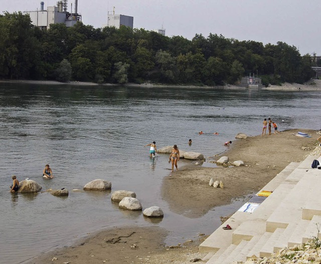 Die Sitzstufen und der Rheinstrand sind sehr beliebt.   | Foto: Valentin Zumsteg