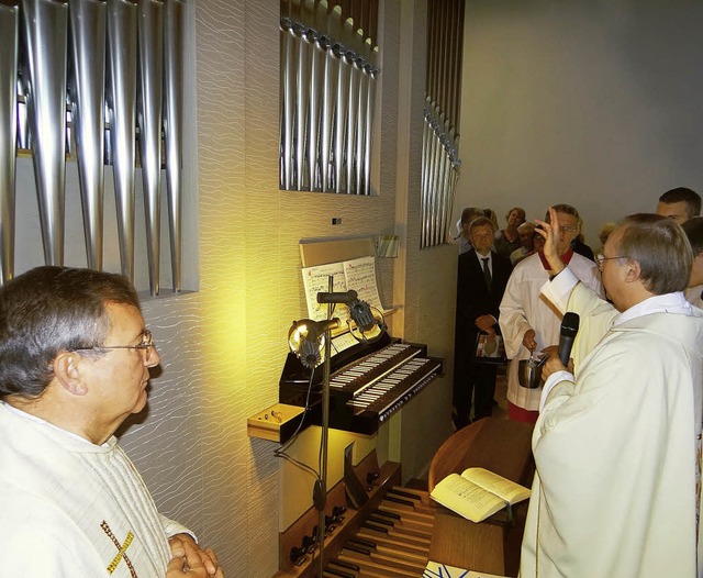Pater Marian und Domkapitular  Peter K...Orgel der Gemeinde St. Peter und Paul   | Foto: Hansdieter Seidt
