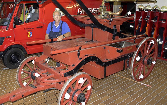 Ehrenkommandant der Btzinger Feuerweh... auf den  Spritzenwagen von anno 1850.  | Foto: Mario Schneberg