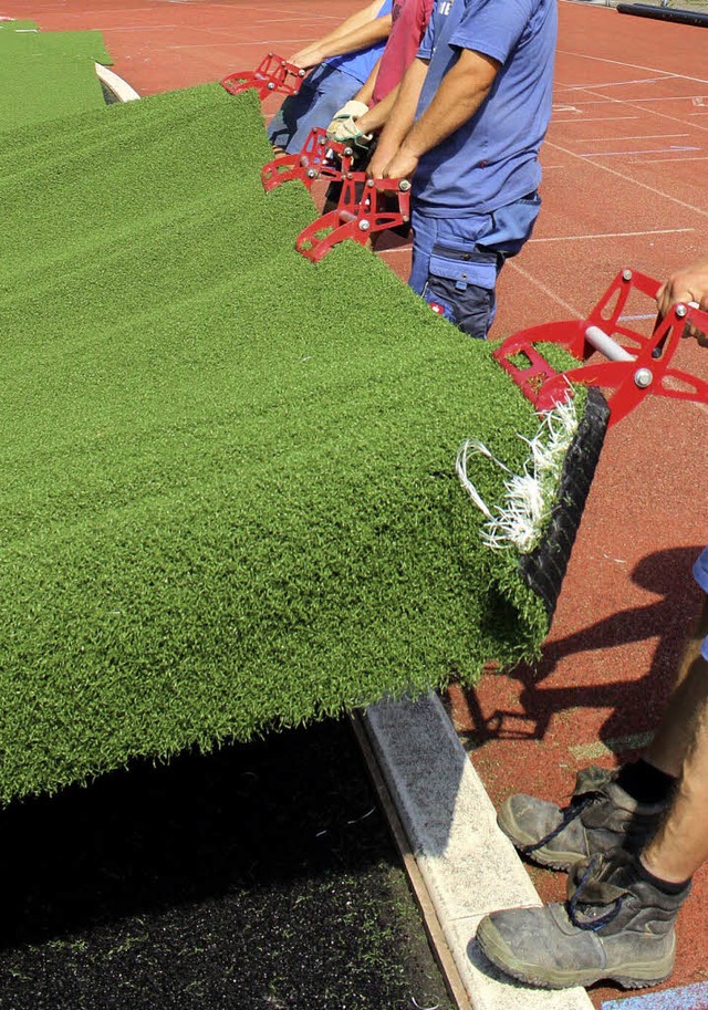 Die Gemeinde  Ballrechten-Dottingen zi...fr das neue Grn auf dem Sportplatz.   | Foto: Hermann Jacob