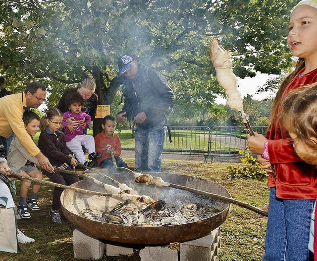 Zum Naturerlebnis im Kinderdorf gehrt...o die Kinder Stockbrot backen konnten.  | Foto: Alexander Anlicker