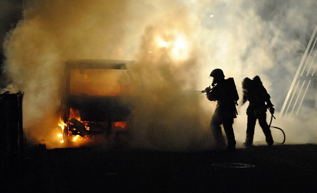 Nicht mehr viel brig bleibt vom einem...leppwagen, der am Sonntag ausbrannte.   | Foto: Ralph Fautz