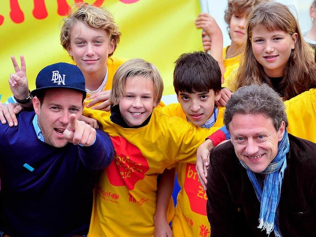 Unicef-Pate Ben (links) und Botschafte...rkes Axel Papel (rechts) mit Kindern.   | Foto: dpa