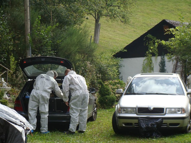 Die Spurensicherung vor dem Haus.  | Foto: kamera24.tv