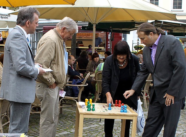 Die Suchtexperten Joachim Blank (links...tti (rechts) beim Zocken um Spielgeld.  | Foto: Eileen Woestmann