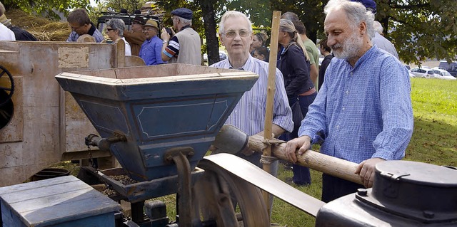 Bcker und Mller Friedrich Mellert un...ot, wie hier bei der Feldmahlmaschine.  | Foto: Ernst Hubert Bilke