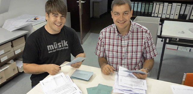 Miro Enderle und Marco Krger von der ... Prfen und Auszhlen der Stimmzettel.  | Foto: Stadt Endingen