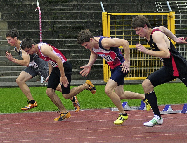 Start-Ziel-Sieg: Gleich zu Beginn der ...t (rechts) den Sprint ber 100 Meter.   | Foto: ottmar heiler