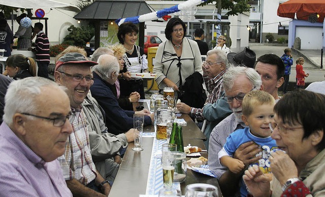 Dem eher tristen Wetter zum Trotz lie...hock ihres Harmonikavereins zu gehen.   | Foto: heidi fssel