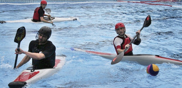 ber Wasser bleiben und Tore schieen:...ist ein ziemlich anstrengender Sport.   | Foto: Karin Heiss