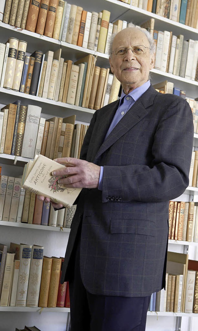 Fritz Baumann im Mrz 2009 vor dem Reg... Wei gestalteten bibliophilen Bcher.  | Foto: CHR. breithaupt