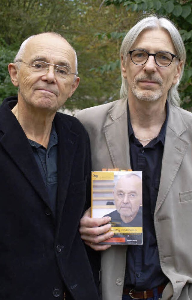 Christian Zimmermann (links) stellte mit Co-Autor Peter Wimann sein Buch vor.   | Foto: Schleer