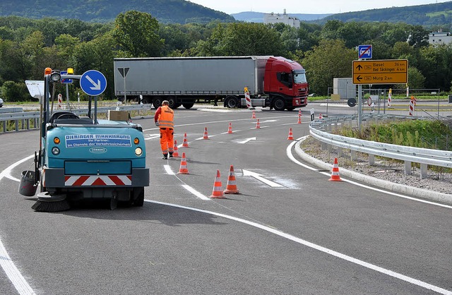 Noch zwlf Tage: Die Markierungsarbeit...igen Freigabe des Autobahnteilstcks.   | Foto: Ralph Fautz