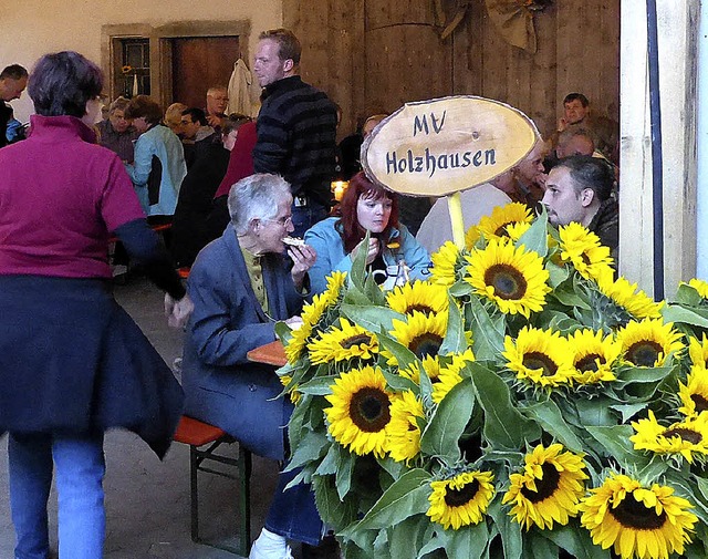 Einladend geschmckt war der Hof zum Z...chenhock des Musikvereins Holzhausen.   | Foto: Claudia Bachmann-Goronzy