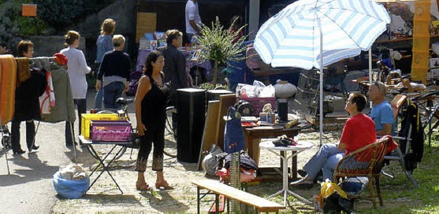 Im ganzen Gebiet rund um das evangelis... Alt ihre Waren auf dem Flohmarkt an.   | Foto: KANMACHER