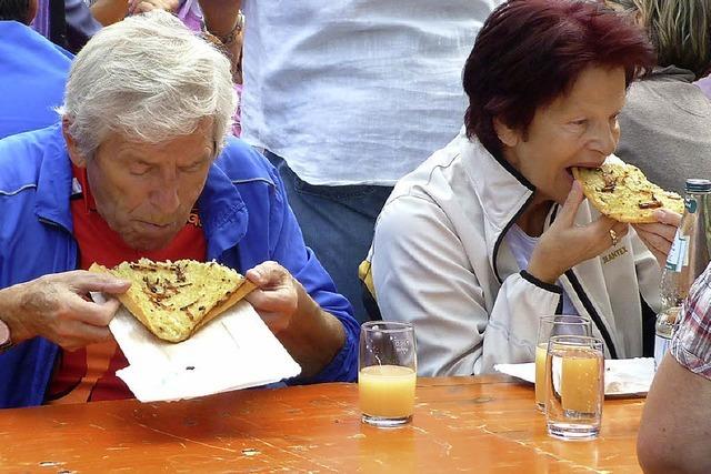 Zwiebelkuchen und Wein