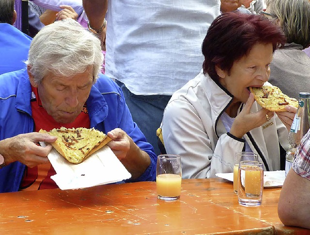 Zahlreiche Festbesucher lieen sich mi...lkuchenfest in Wasenweiler  verwhnen.  | Foto: christine weirich