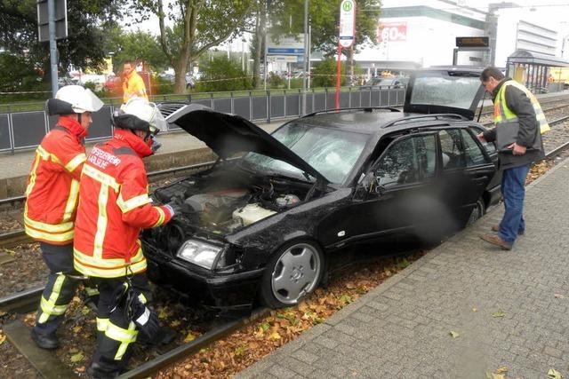 Auto schleudert in Karlsruher Haltestelle hinein – zwei Tote