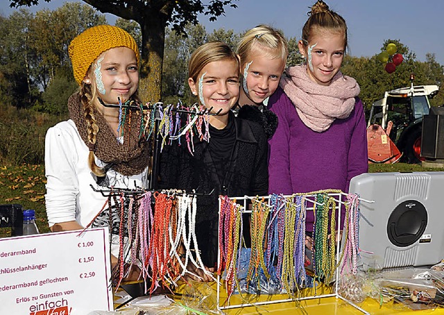 Diese vier jungen Damen verkauften 2011 Freundschaftsbnder fr einfach helfen.  | Foto: Rein