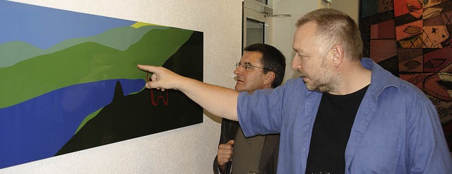 Der Knstler Stefan Budian (rechts) er...mar sein &#8222;Wehr-Panorama&#8220;.   | Foto: Hrvoje Miloslavic