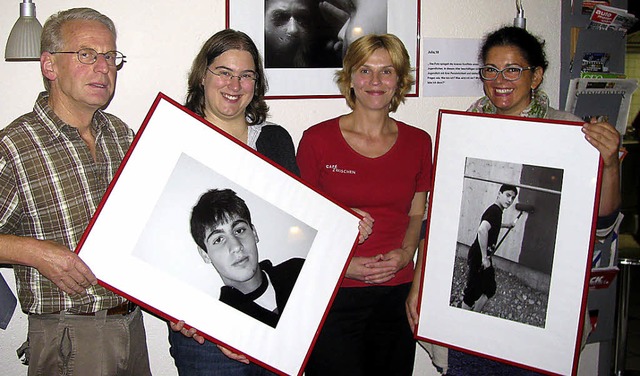 Im Caf Zwischen ist   eine Fotoausste...tter und Christina Gampp (von links).   | Foto: Michael Gottstein