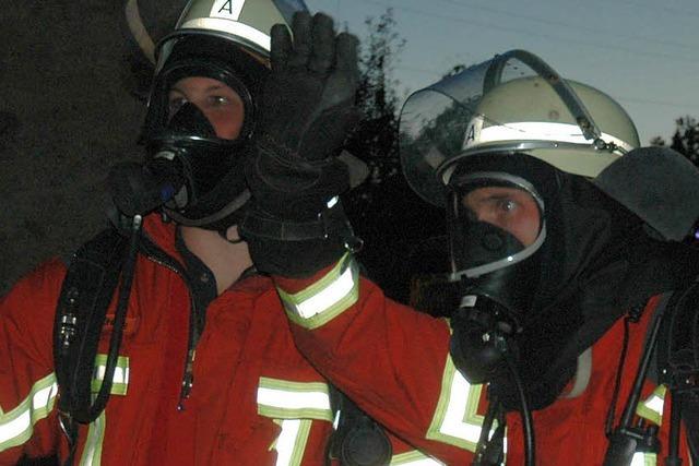 Feuerwehrleute lsen Aufgabe schnell und souvern