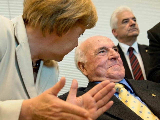 Kanzlerin Merkel applaudiert Vorgnger Helmut Kohl   | Foto: dapd