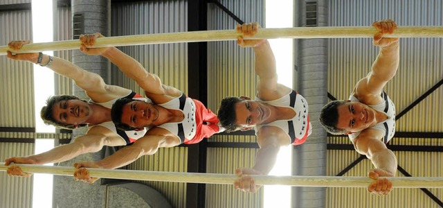 Yannick Stolz, Antonio Huber, Florian ...von oben)  im Handstand auf dem Barren  | Foto: Achim Keller