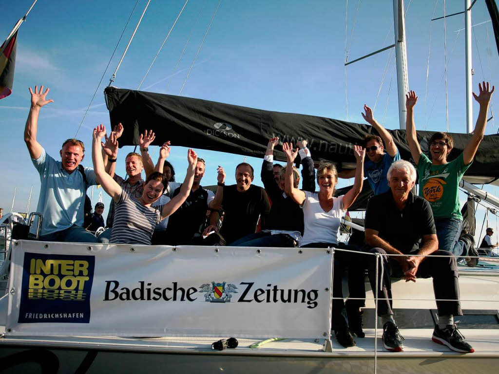 Thomas Askani, Werner Boch, Philipp Heenen, Gabi Dorer, Frank Haas, Jrg Lorenz und Christoph Wehle jubelten nach der Regatta als BZ-Team. Mit dabei waren einige Begleiter und BZ-Redakteur Bastian Henning (ganz rechts).