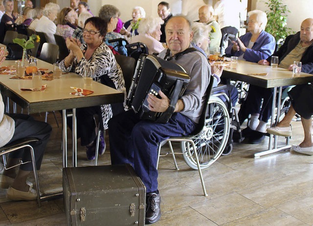 Ernst Mack unterhielt die Senioren bei...Altenwerks mit beliebten Volksweisen.   | Foto: Stefanie Sigmund