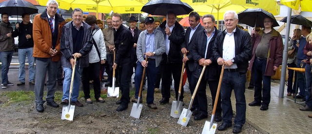 Mit dem symbolischen Spatenstich ist d...ude am Bad Krozinger Bahnhof gefallen.  | Foto: A. Huber