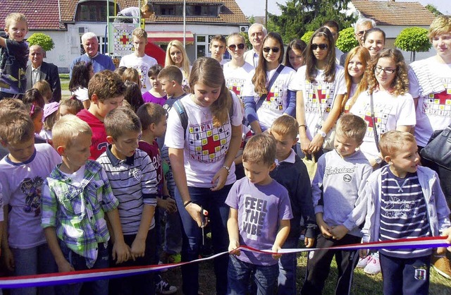 Die kroatischen und deutschen Austausc...d an die kroatischen Kinder bergeben.  | Foto: Privat